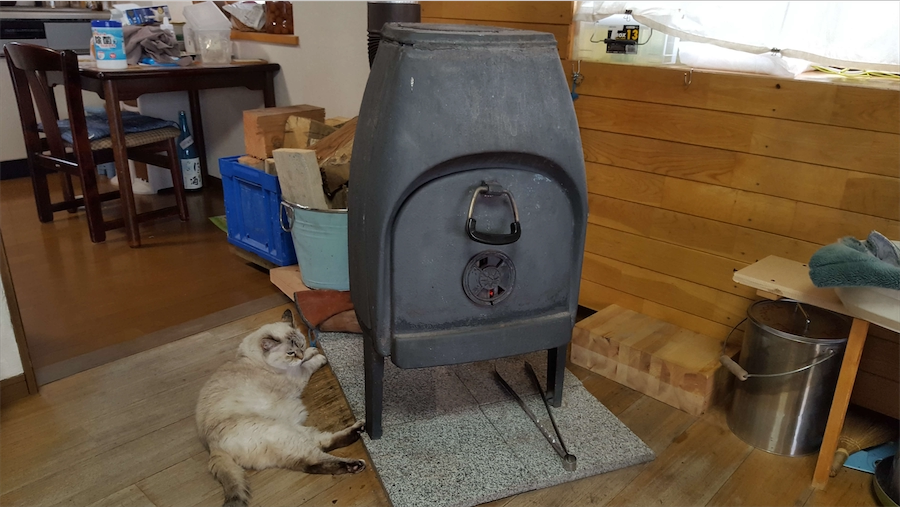 猫と薪ストーブ