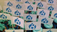 Drupal 8 の旗が建てられたたくさんのカップケーキ